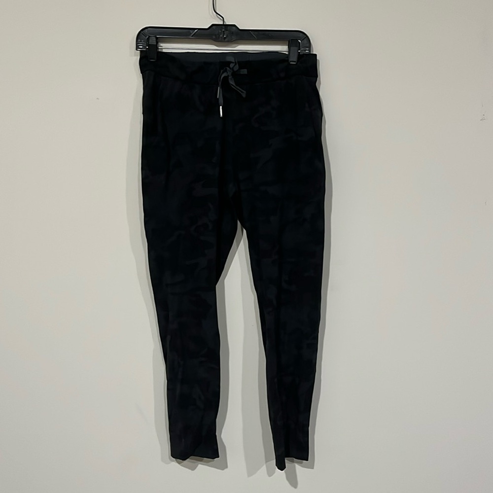 Lululemon blk camo pant w/ side pockets sz 6 25” inseam